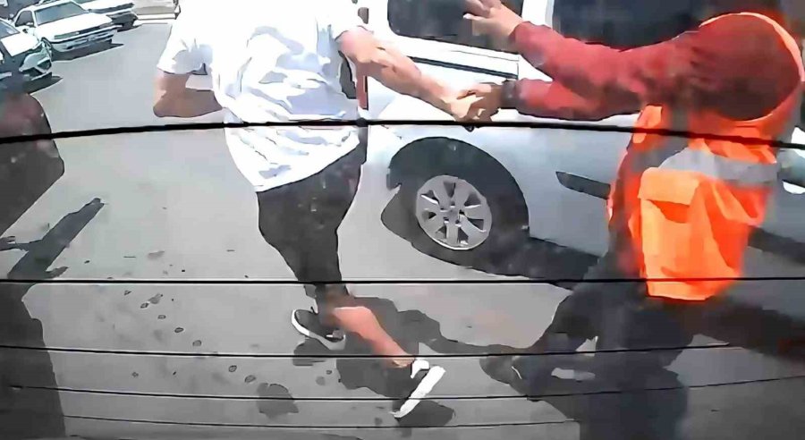O Anları Araç Kamerası Kaydetti: Trafiği Tehlikeye Düşürdü 261 Bin Tl Ceza Yedi