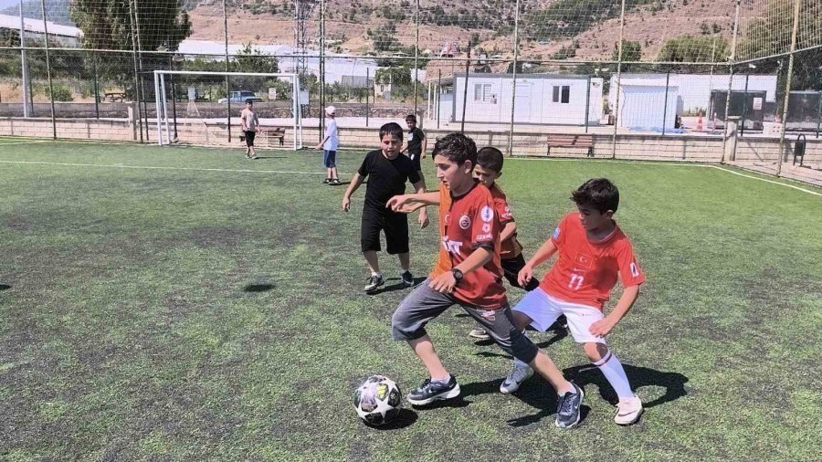 Hafızlık Öğrencileri Yeşil Sahada Moral Depoladı
