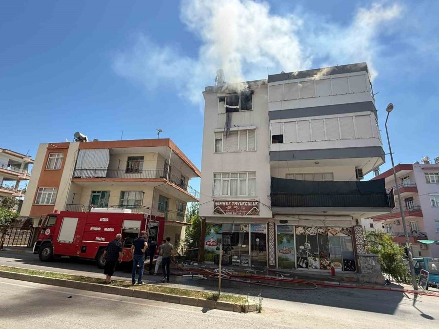 Antalya’da Yangında Ev Sahibi Ve Bir İtfaiye Eri Dumandan Etkilendi