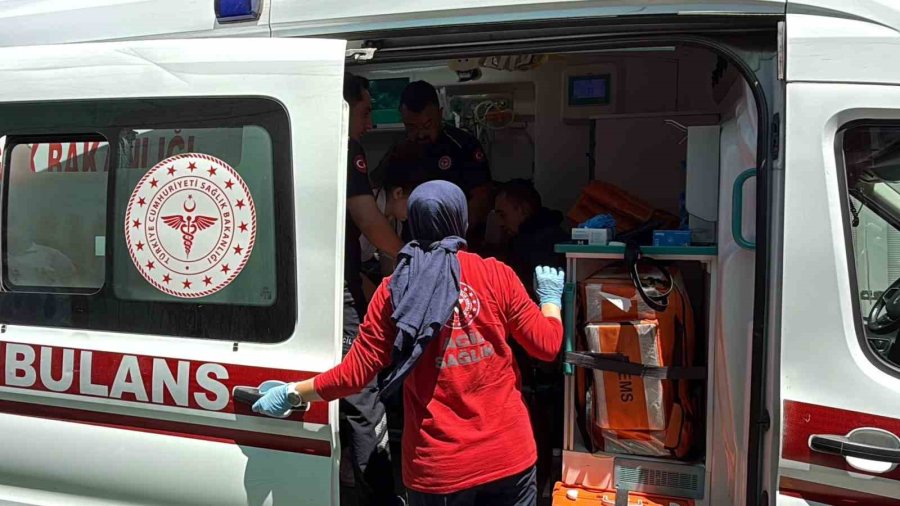 Antalya’da Yangında Ev Sahibi Ve Bir İtfaiye Eri Dumandan Etkilendi