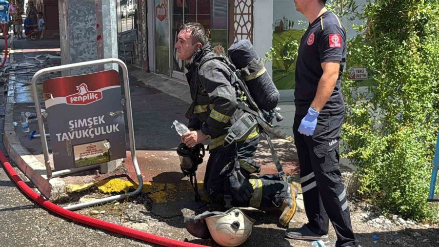 Antalya’da Yangında Ev Sahibi Ve Bir İtfaiye Eri Dumandan Etkilendi
