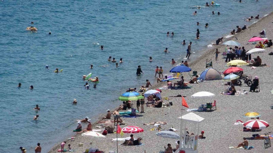 Termometrelerin 43 Dereceyi Gösterdiği Antalya’da Sahiller Doldu