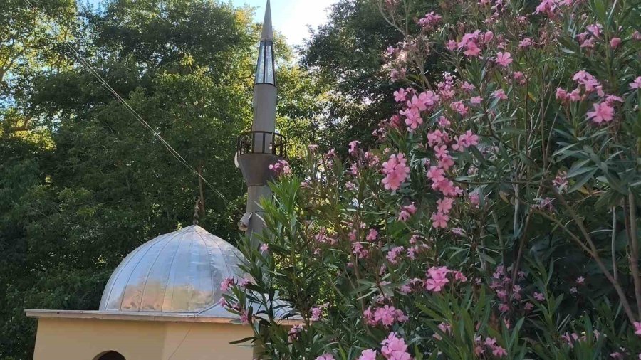 Mersin’de 9 Metrekarelik Cami Dikkat Çekiyor