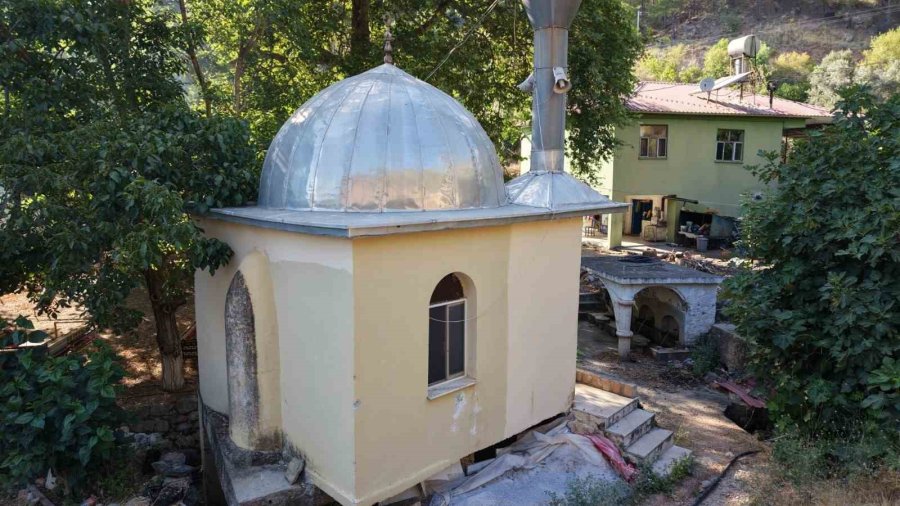 Mersin’de 9 Metrekarelik Cami Dikkat Çekiyor