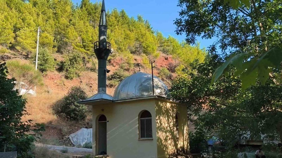 Mersin’de 9 Metrekarelik Cami Dikkat Çekiyor