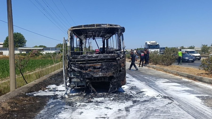 Antalya’da Yolcu Midibüsü Alev Alev Yandı, Sürücü Yolcuları Tahliye Etti
