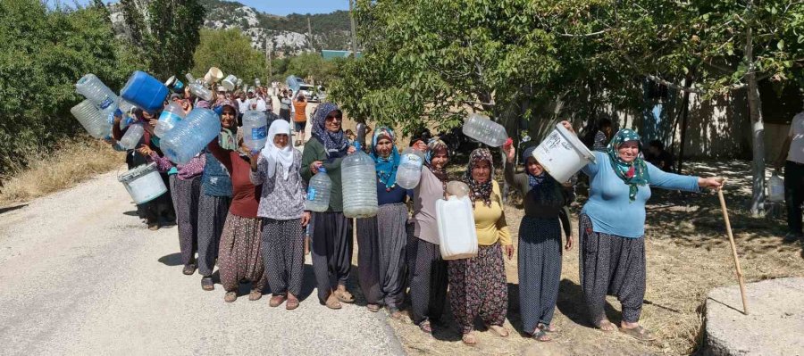 Mersin Silifke’de Su Sıkıntısı: Bidonlarla Su Taşıyan Köylüler Destek İstedi