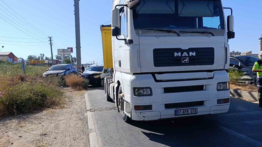Tali Yola Sapan Kamyona Çarpmamak İçin Kent Güvenlik Yönetim Sistemi Direğine Çarptı