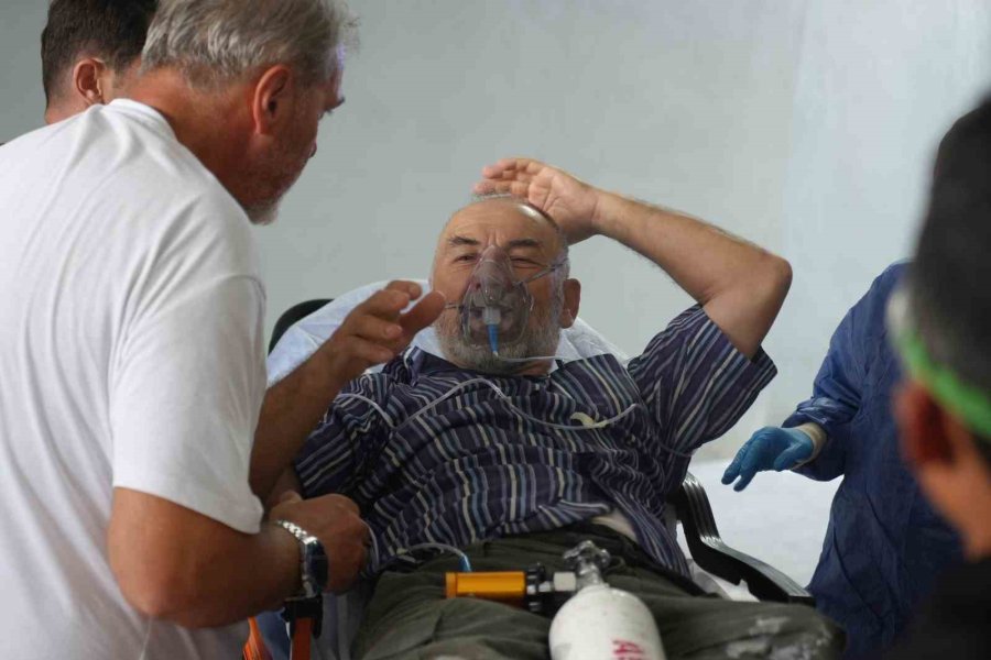 İnşaatın Bodrum Katına Boya Taşıyan 2 İşçi Kokudan Baygınlık Geçirdi
