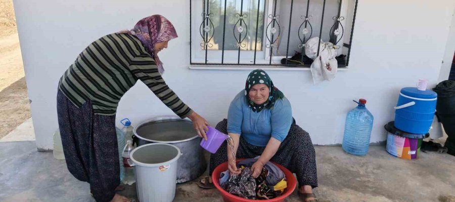 Mersin Silifke’de Su Sıkıntısı: Bidonlarla Su Taşıyan Köylüler Destek İstedi