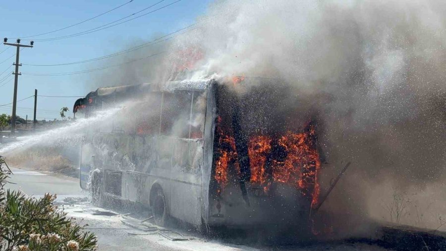 Antalya’da Yolcu Midibüsü Alev Alev Yandı, Sürücü Yolcuları Tahliye Etti