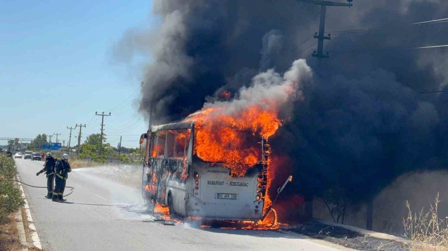 Antalya’da Yolcu Midibüsü Alev Alev Yandı, Sürücü Yolcuları Tahliye Etti