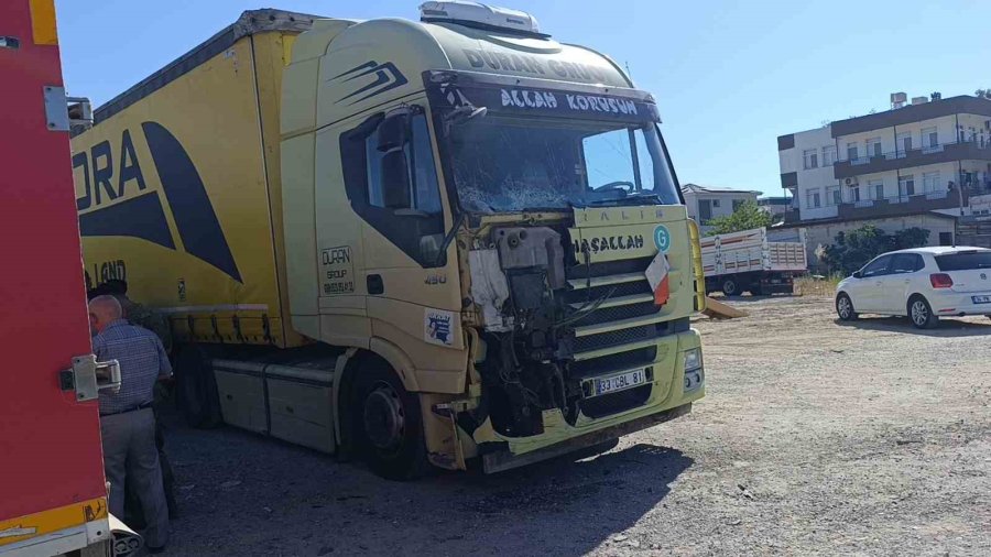 Kamyonet İle Otomobilin Çarpışma Anı Kamerada: 2 Yaralı