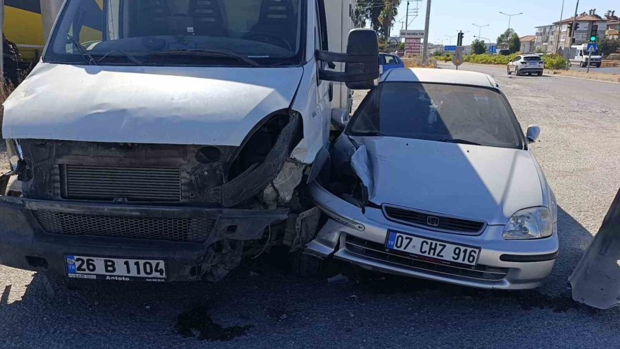Kamyonet İle Otomobilin Çarpışma Anı Kamerada: 2 Yaralı