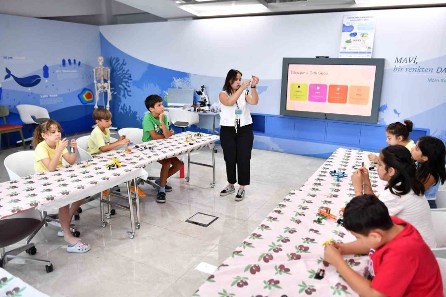 Mersin’de Çocuklar Yaz Tatilini Bilimle Geçiriyor