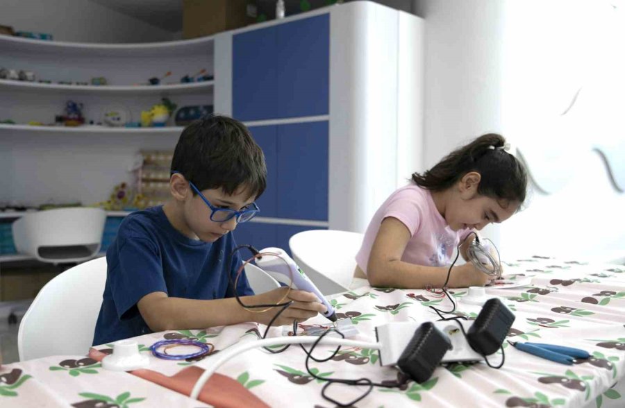 Mersin’de Çocuklar Yaz Tatilini Bilimle Geçiriyor