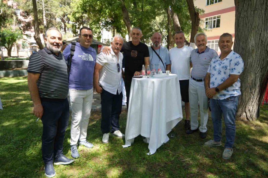 30 Yıl Sonra Mezun Oldukları Okulda Buluşturlar
