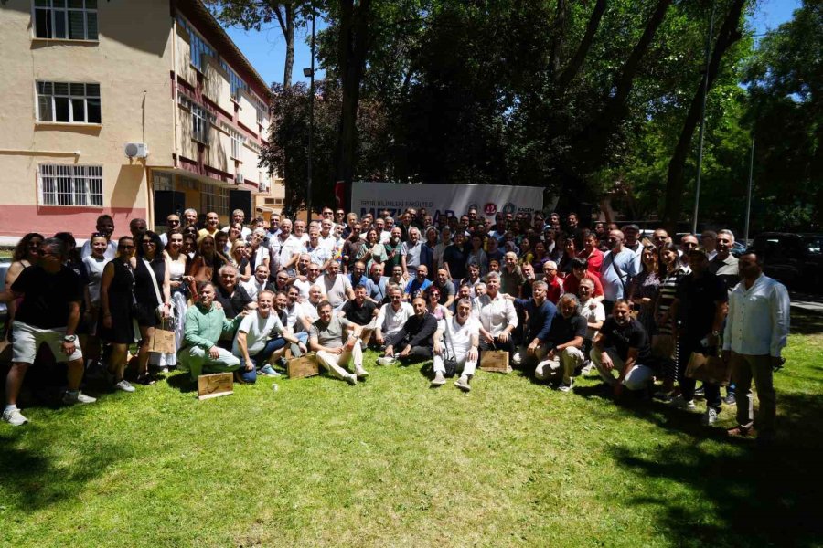 30 Yıl Sonra Mezun Oldukları Okulda Buluşturlar