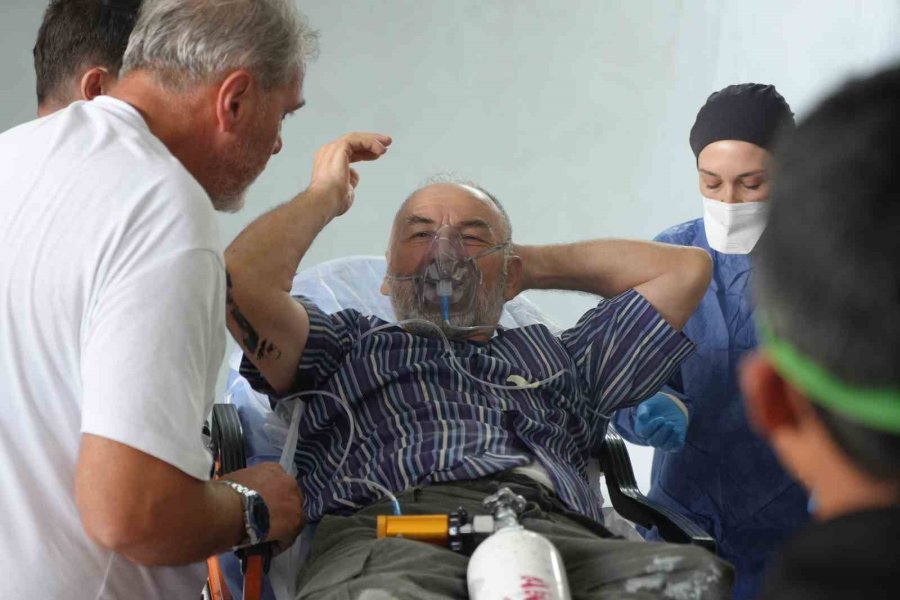 İnşaatın Bodrum Katına Boya Taşıyan 2 İşçi Kokudan Baygınlık Geçirdi