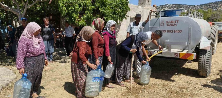 Mersin Silifke’de Su Sıkıntısı: Bidonlarla Su Taşıyan Köylüler Destek İstedi