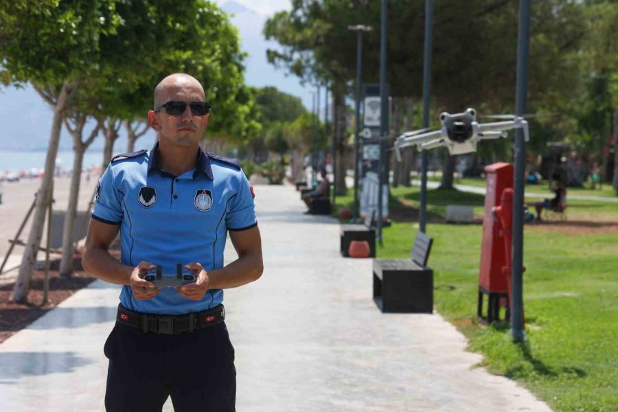 Büyükşehir Zabıtası Konyaaltı Sahili’nde Dron Desteğiyle Denetimlerini Sürdürüyor