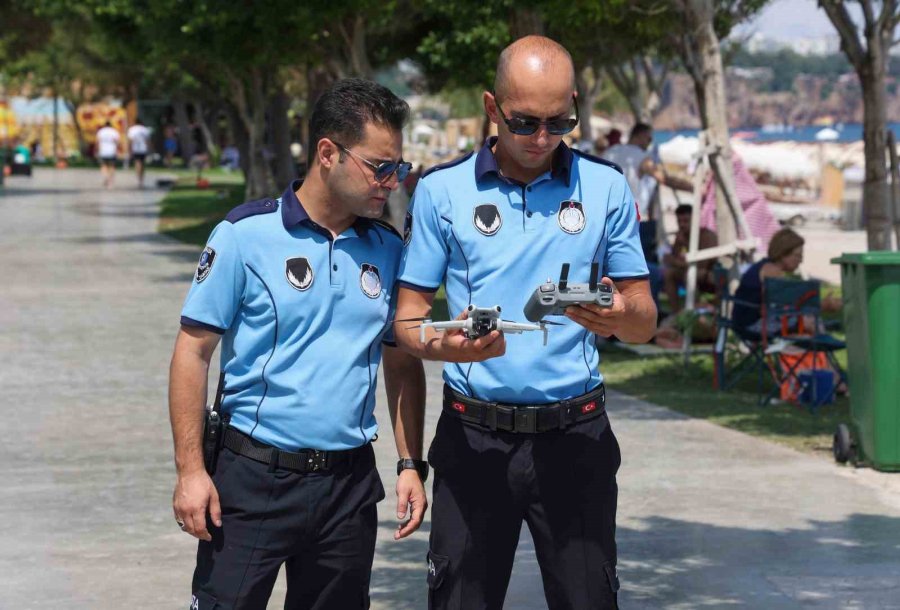 Büyükşehir Zabıtası Konyaaltı Sahili’nde Dron Desteğiyle Denetimlerini Sürdürüyor