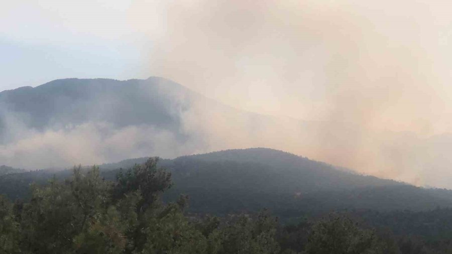Antalya’daki Orman Yangınına Müdahale Sürüyor