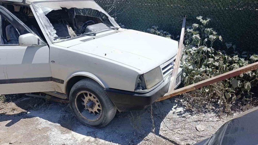Otele Ölçü Almaya Gitti, Geri Döndüğünde Aracını Yanmış Halde Buldu