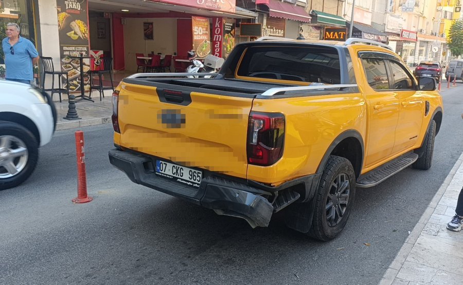 Kırmızı Işık İhlali Yapan Otomobil Kamyonetle Çarpıştı