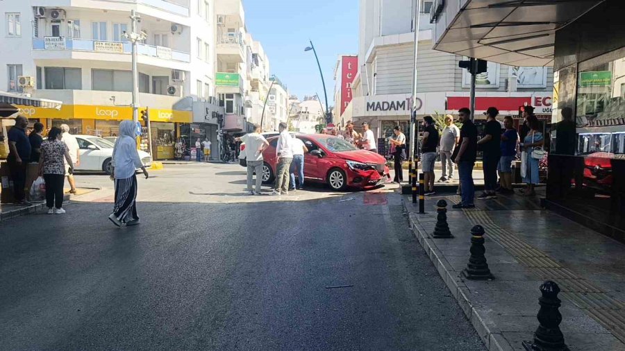 Kırmızı Işık İhlali Yapan Otomobil Kamyonetle Çarpıştı