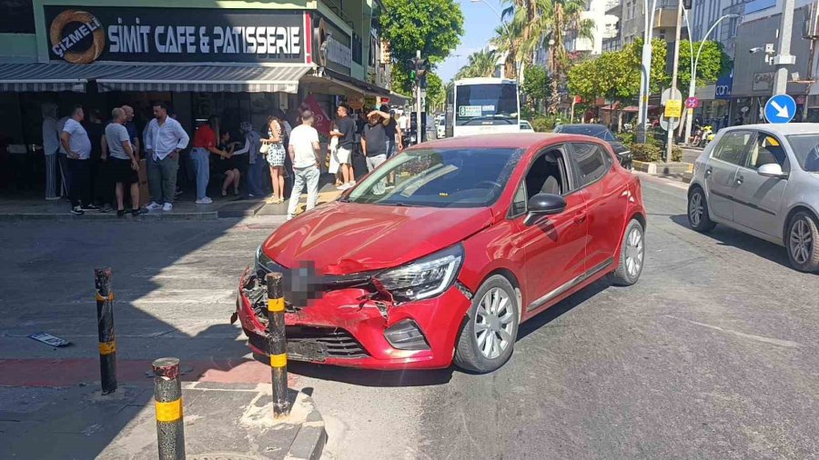 Kırmızı Işık İhlali Yapan Otomobil Kamyonetle Çarpıştı