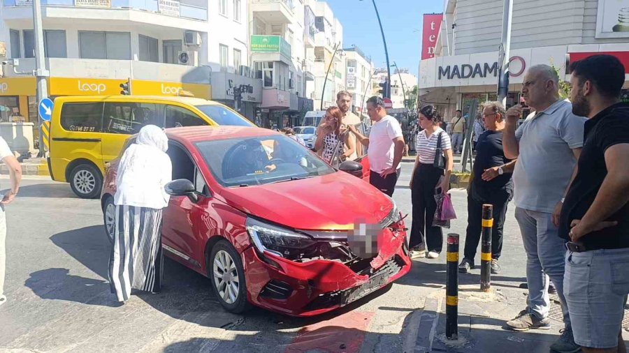 Kırmızı Işık İhlali Yapan Otomobil Kamyonetle Çarpıştı