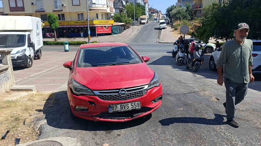 Motosiklet İle Otomobil Çarpıştı: 2 Yaralı