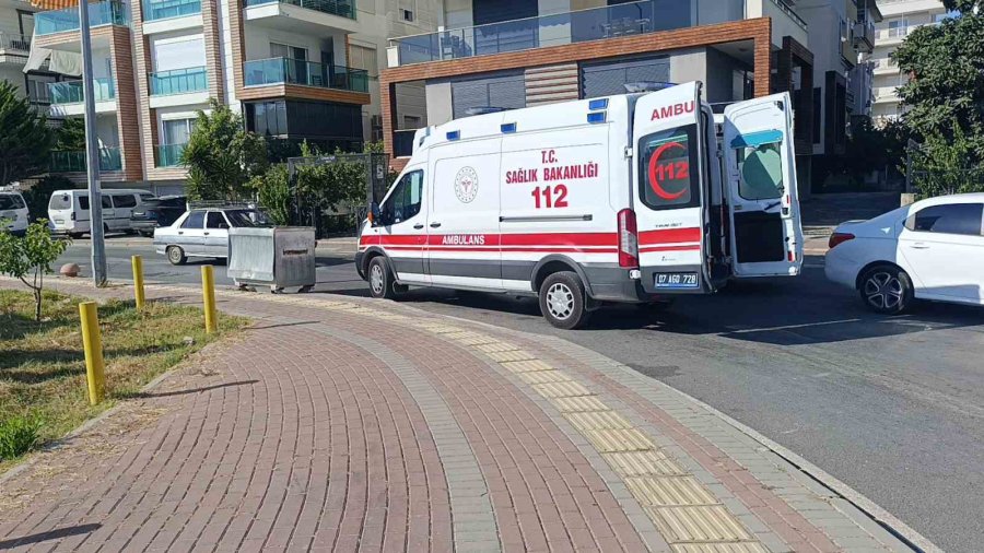 Manavgat’ta Ticari Taksi İle Otomobil Çarpıştı: 4 Yaralı