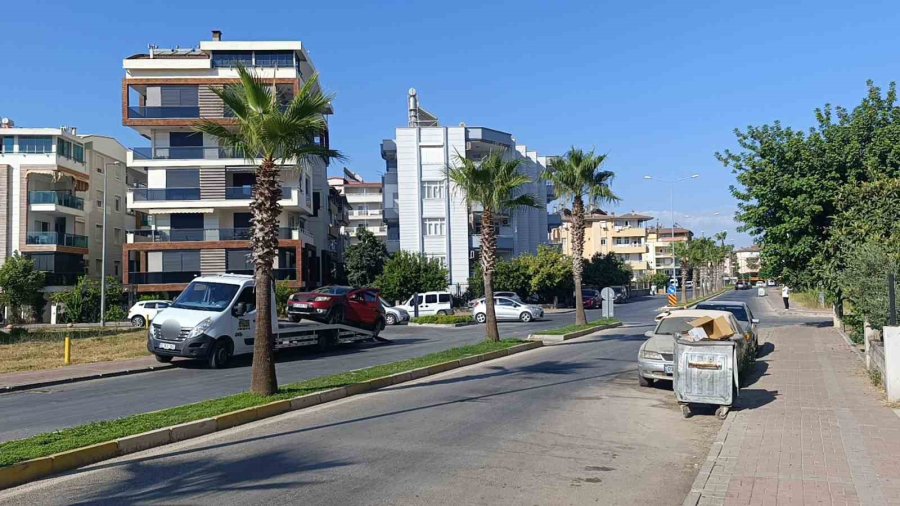 Manavgat’ta Ticari Taksi İle Otomobil Çarpıştı: 4 Yaralı