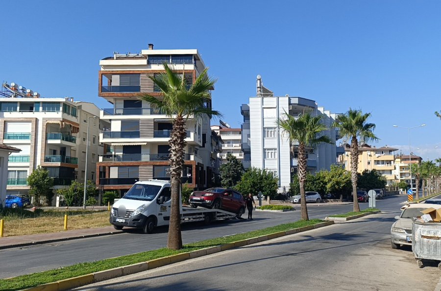 Manavgat’ta Ticari Taksi İle Otomobil Çarpıştı: 4 Yaralı
