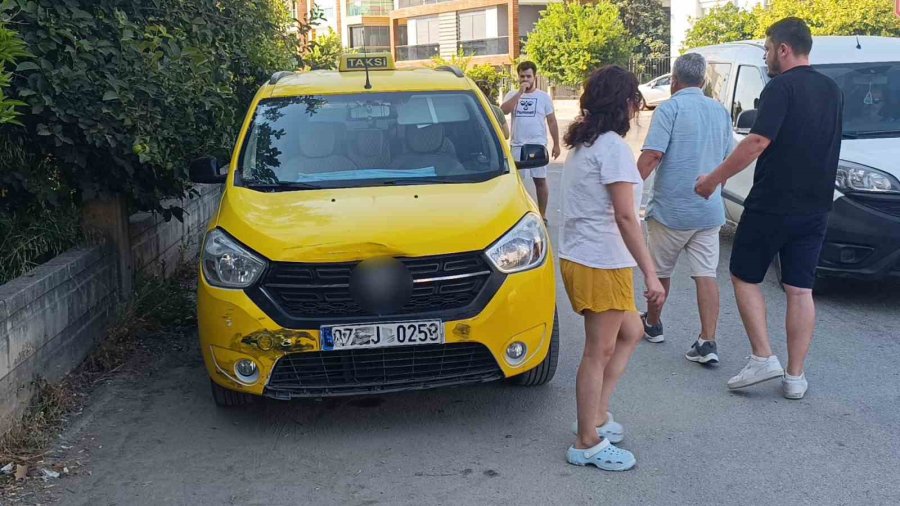Manavgat’ta Ticari Taksi İle Otomobil Çarpıştı: 4 Yaralı