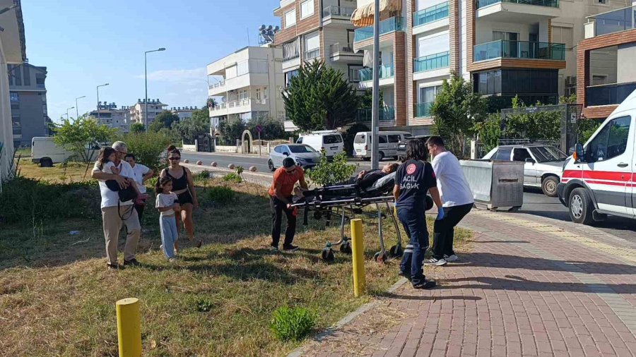 Manavgat’ta Ticari Taksi İle Otomobil Çarpıştı: 4 Yaralı