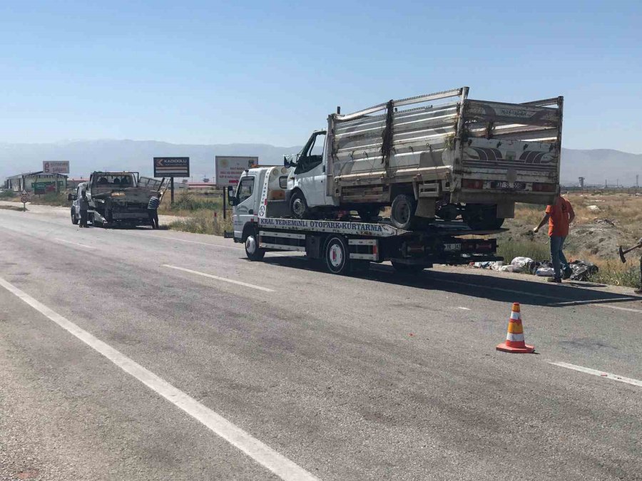 Ereğli’de Kamyonetler Çarpıştı: 2 Yaralı