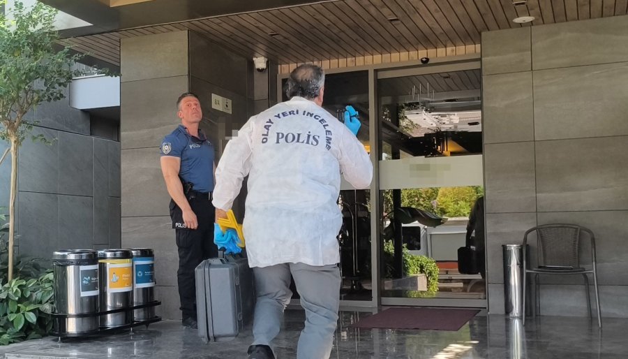 Otel Odasında Ölü Bulundu, Yanındaki Maddeler Ekipleri Alarma Geçirdi