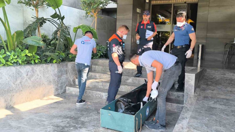 Otel Odasında Ölü Bulundu, Yanındaki Maddeler Ekipleri Alarma Geçirdi