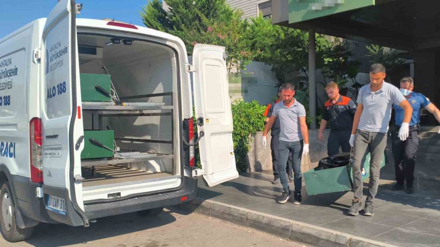 Otel Odasında Ölü Bulundu, Yanındaki Maddeler Ekipleri Alarma Geçirdi