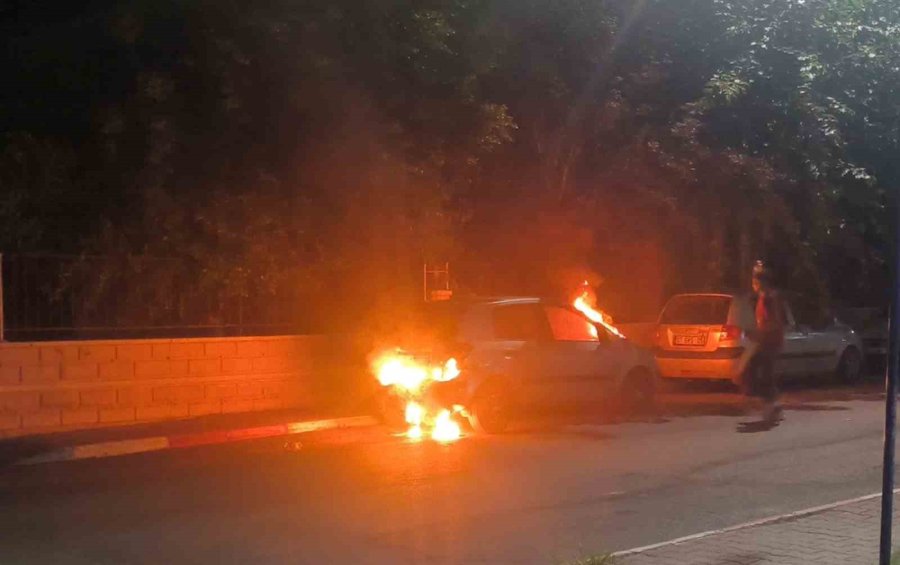 Park Halindeki Araç Alev Alev Yandı, Vatandaşlar Su Şişesi İle Söndürmeye Çalıştı