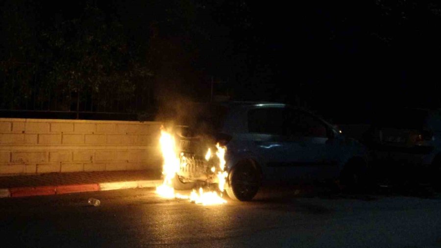 Park Halindeki Araç Alev Alev Yandı, Vatandaşlar Su Şişesi İle Söndürmeye Çalıştı