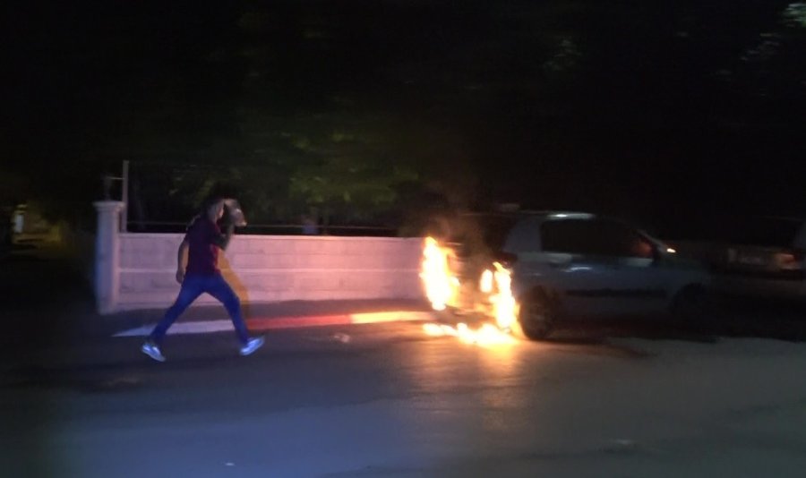 Park Halindeki Araç Alev Alev Yandı, Vatandaşlar Su Şişesi İle Söndürmeye Çalıştı