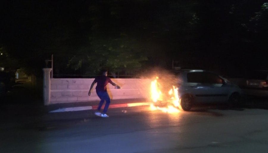 Park Halindeki Araç Alev Alev Yandı, Vatandaşlar Su Şişesi İle Söndürmeye Çalıştı