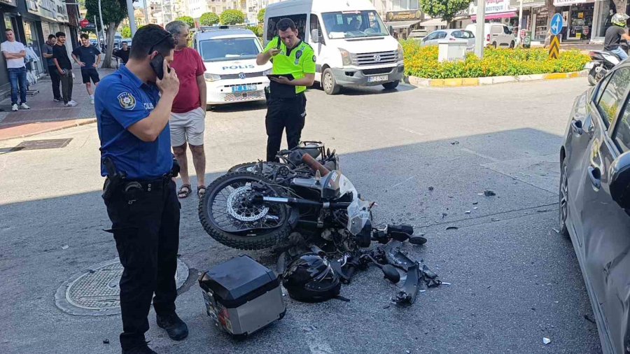 Otomobil İle Çarpışan Motosikletli Metrelerce Havaya Savruldu