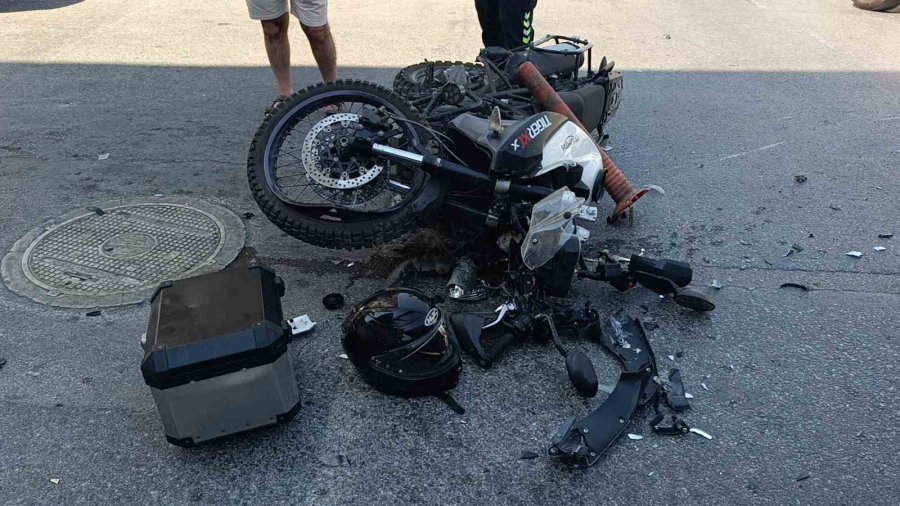 Otomobil İle Çarpışan Motosikletli Metrelerce Havaya Savruldu