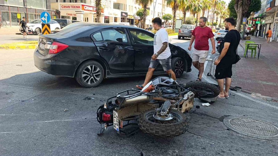 Otomobil İle Çarpışan Motosikletli Metrelerce Havaya Savruldu