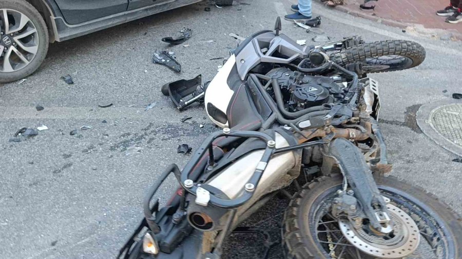 Otomobil İle Çarpışan Motosikletli Metrelerce Havaya Savruldu